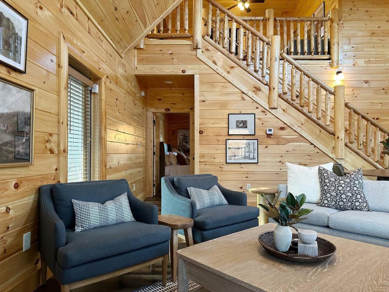 2 Sleeps 28 8bedroom Pool Hot Tub Game Holiday home Pigeon Forge