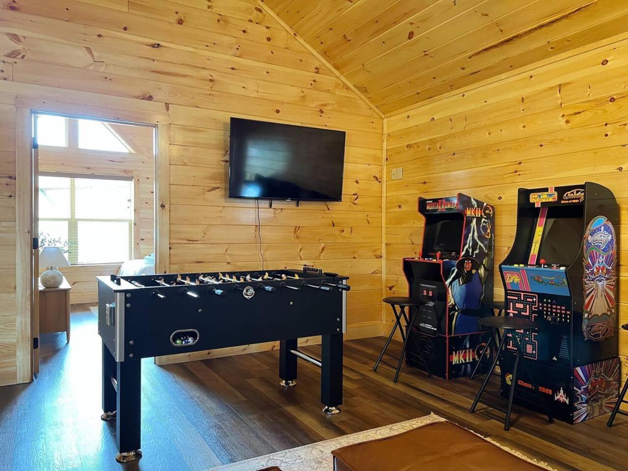 Splendid 2cabins Sleeps 28 Pool Hot Tub Holiday home Pigeon Forge