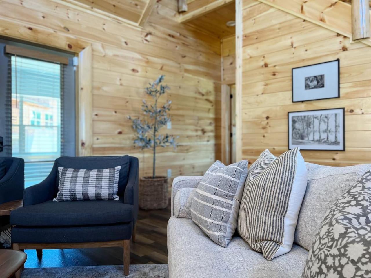 Splendid 2cabins Sleeps 28 Pool Hot Tub Pigeon Forge