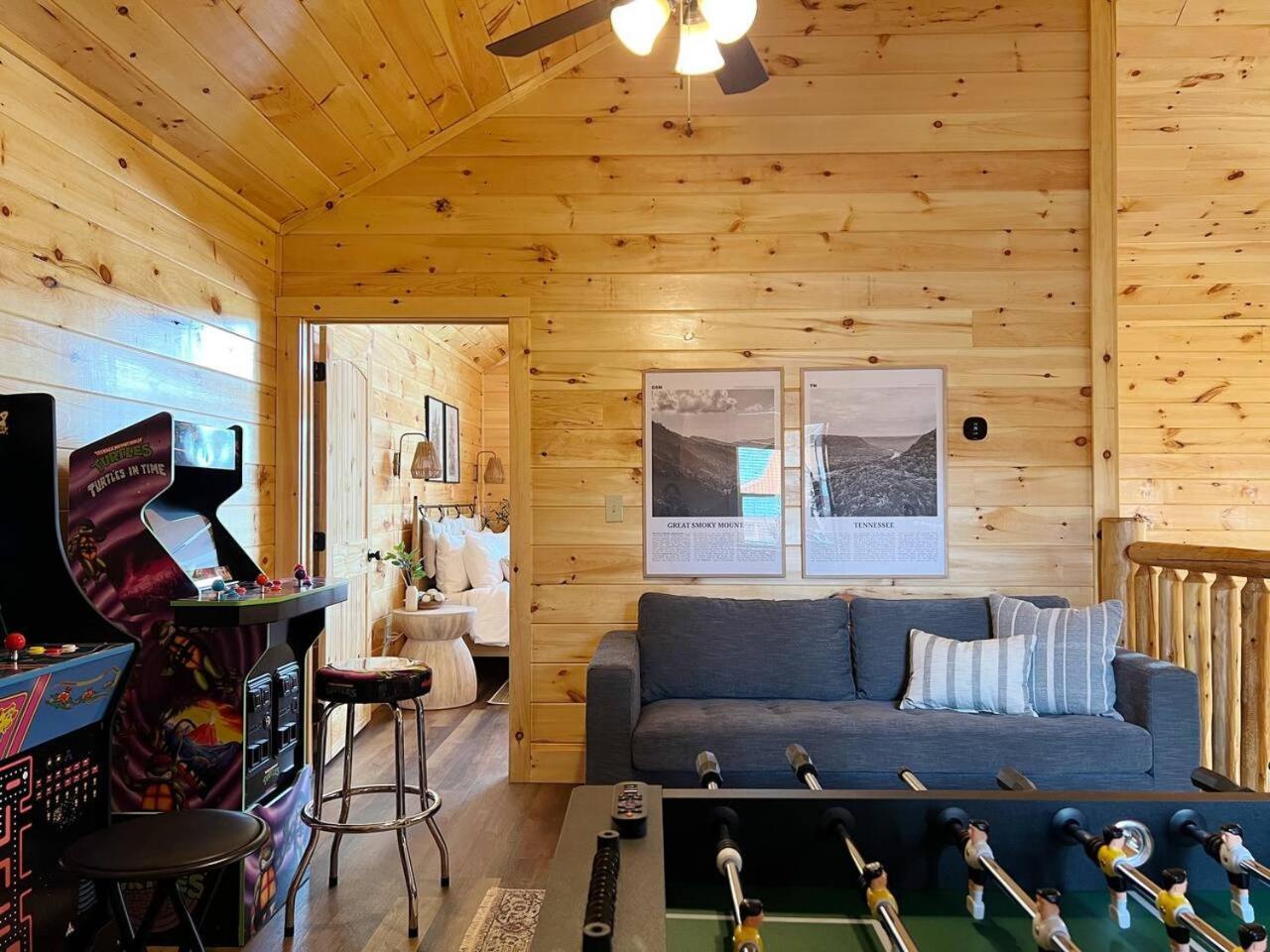Splendid 2cabins Sleeps 28 Pool Hot Tub Holiday home *
