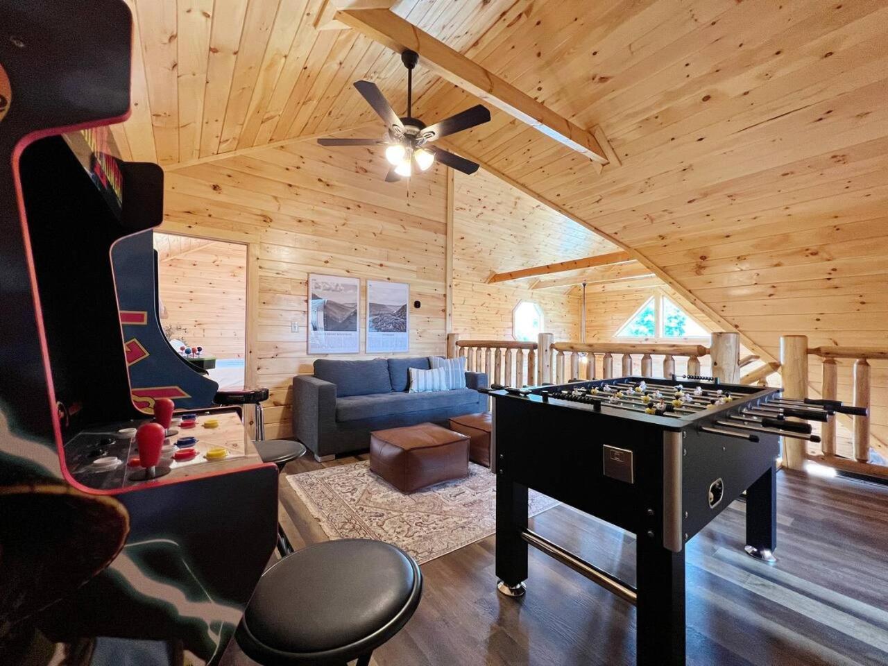 Splendid 2cabins Sleeps 28 Pool Hot Tub Holiday home *