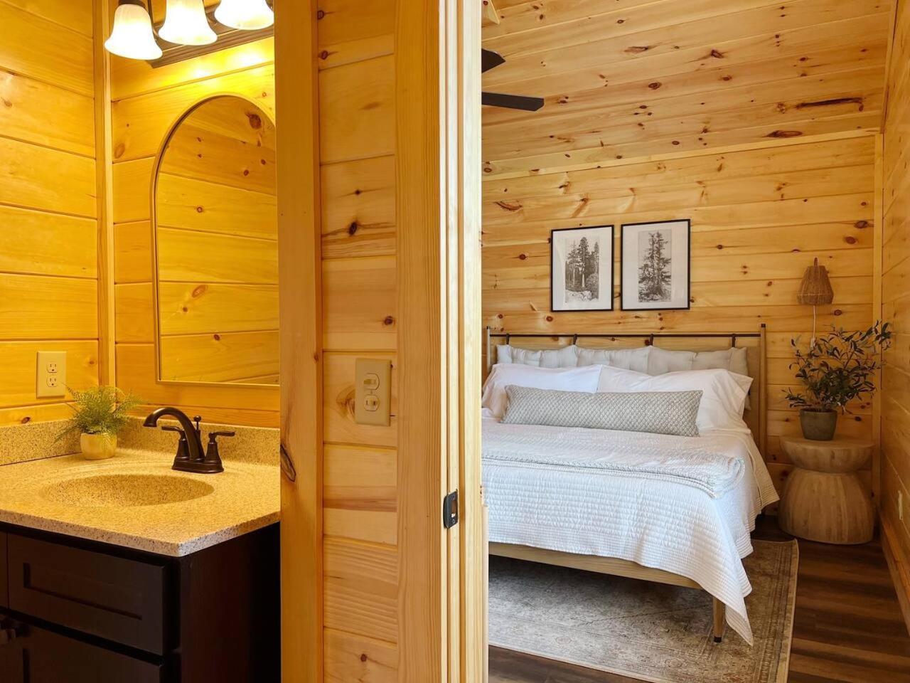 Splendid 2cabins Sleeps 28 Pool Hot Tub Holiday home Pigeon Forge