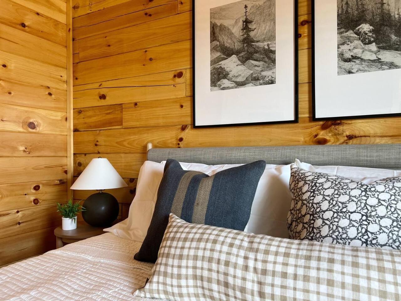 Splendid 2cabins Sleeps 28 Pool Hot Tub Holiday home