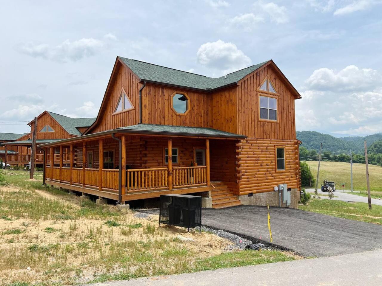 Splendid 2cabins Sleeps 28 Pool Hot Tub * Pigeon Forge