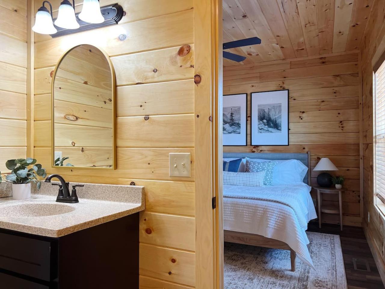 Splendid 2cabins Sleeps 28 Pool Hot Tub Holiday home