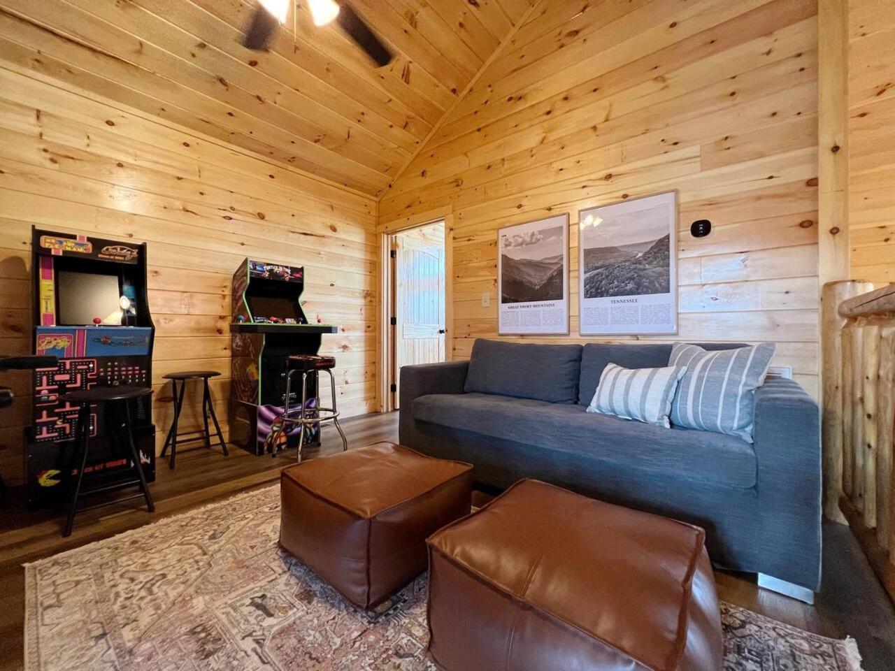 Splendid 2cabins Sleeps 28 Pool Hot Tub Pigeon Forge