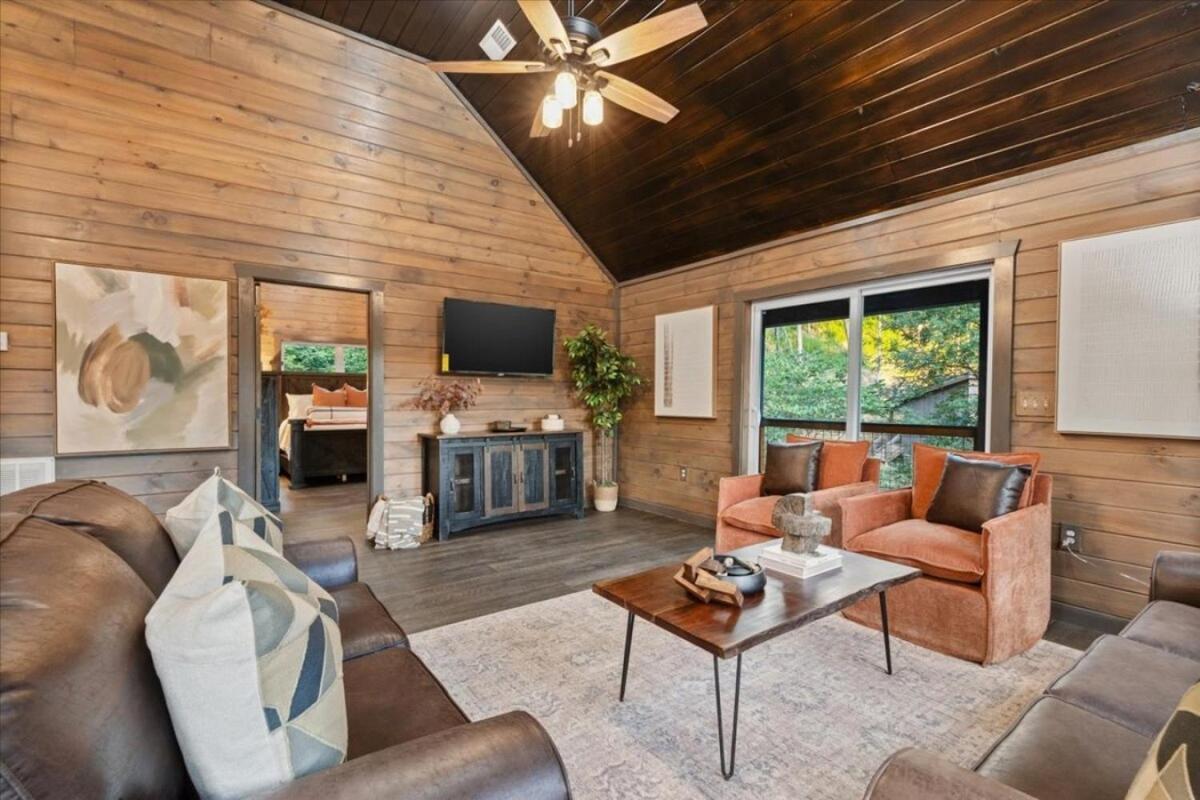 Modern Retreat * Pigeon Forge