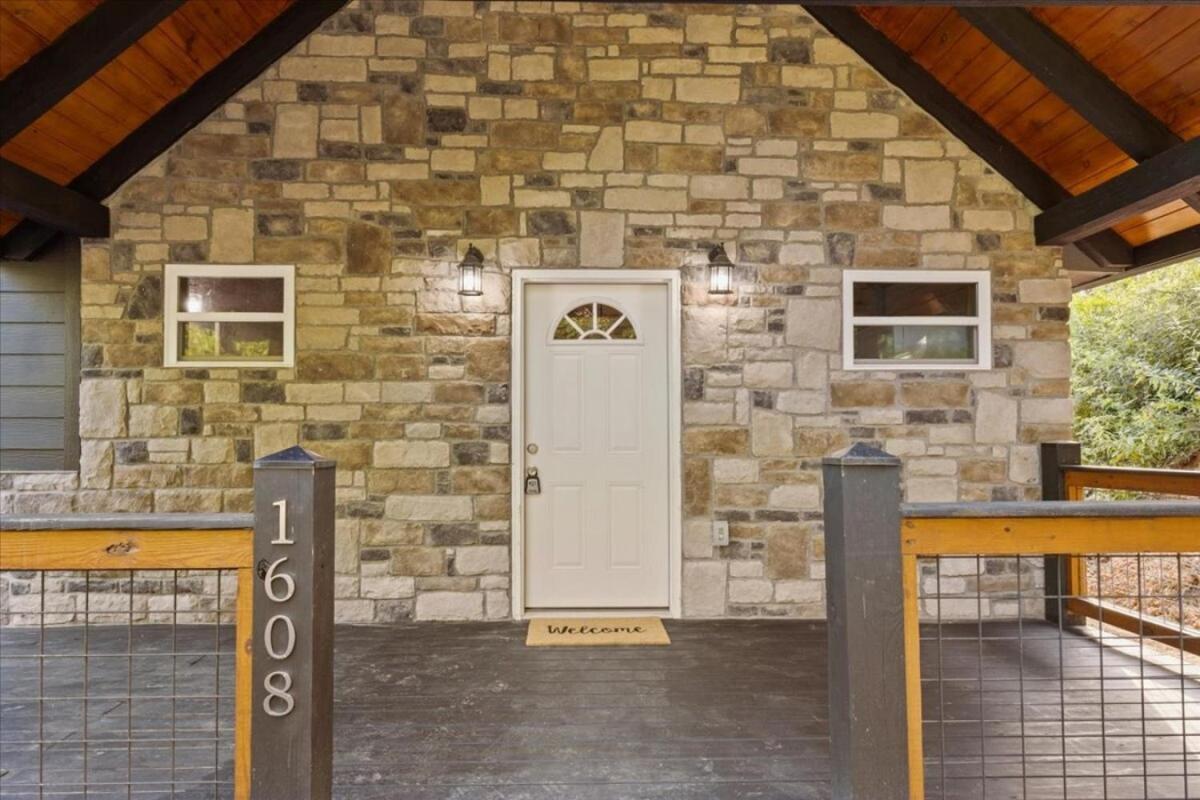 Modern Retreat Pigeon Forge