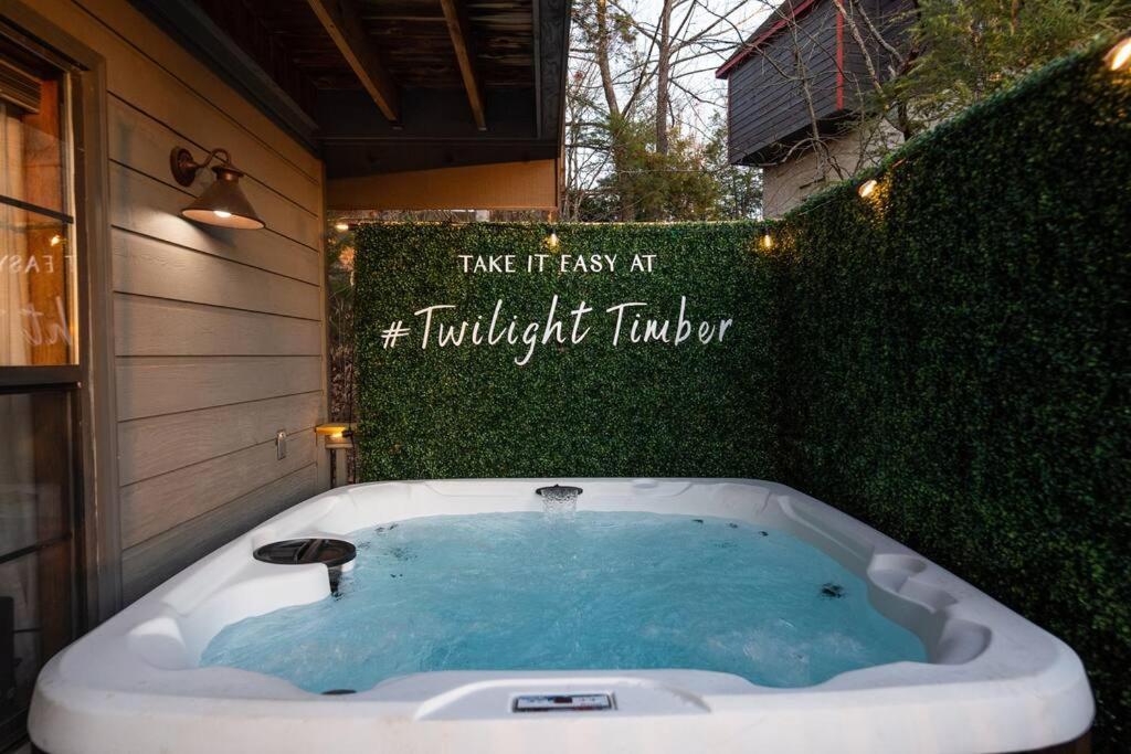 Twilight Timber - Pet Friendly With Hot Tub, And Game Pigeon Forge
