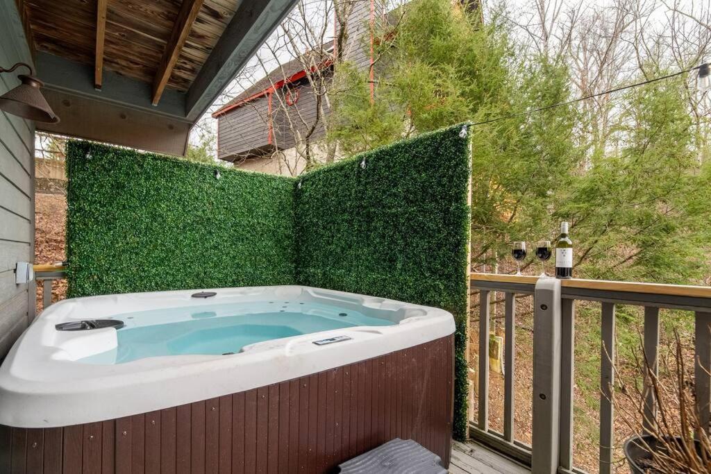 Holiday home Twilight Timber - Pet Friendly With Hot Tub, And Game Pigeon Forge