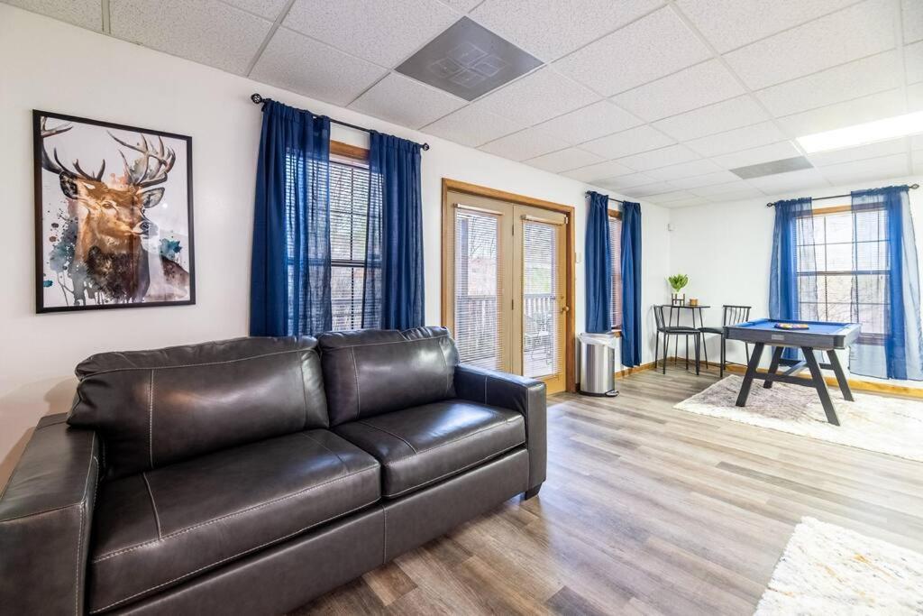 Twilight Timber - Pet Friendly With Hot Tub, And Game Holiday home
