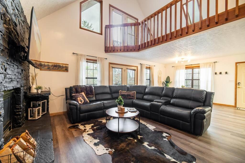 Twilight Timber - Pet Friendly With Hot Tub, And Game Holiday home