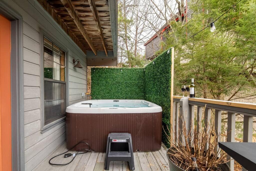 Twilight Timber - Pet Friendly With Hot Tub, And Game Holiday home