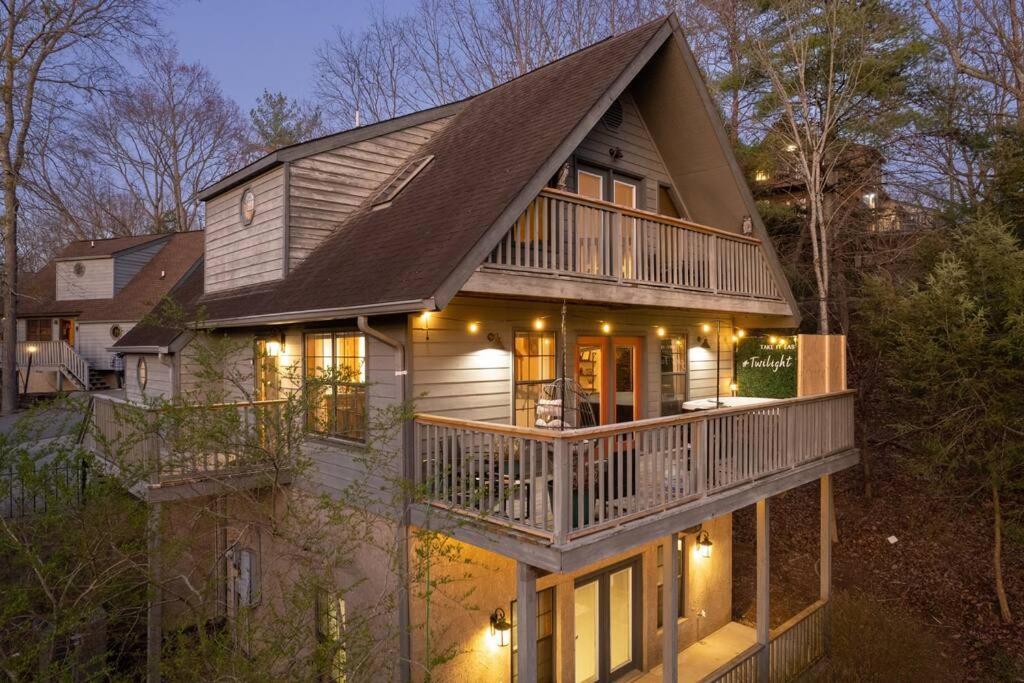Twilight Timber - Pet Friendly With Hot Tub, And Game Holiday home Pigeon Forge