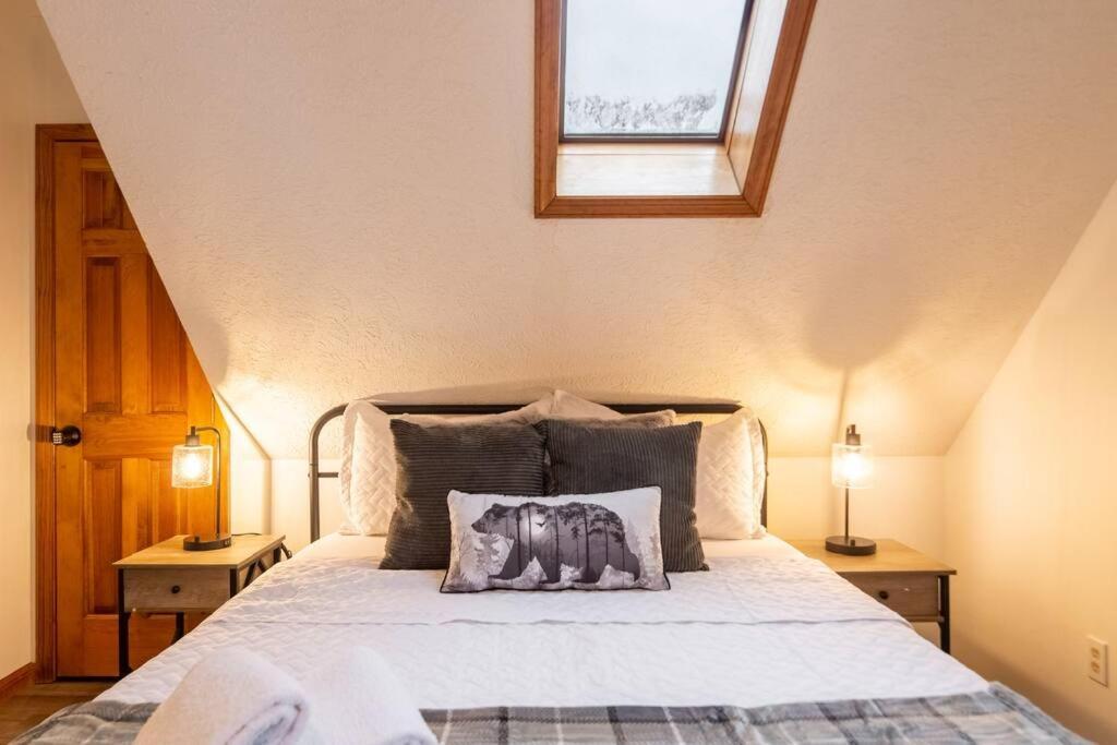 Twilight Timber - Pet Friendly With Hot Tub, And Game Holiday home *