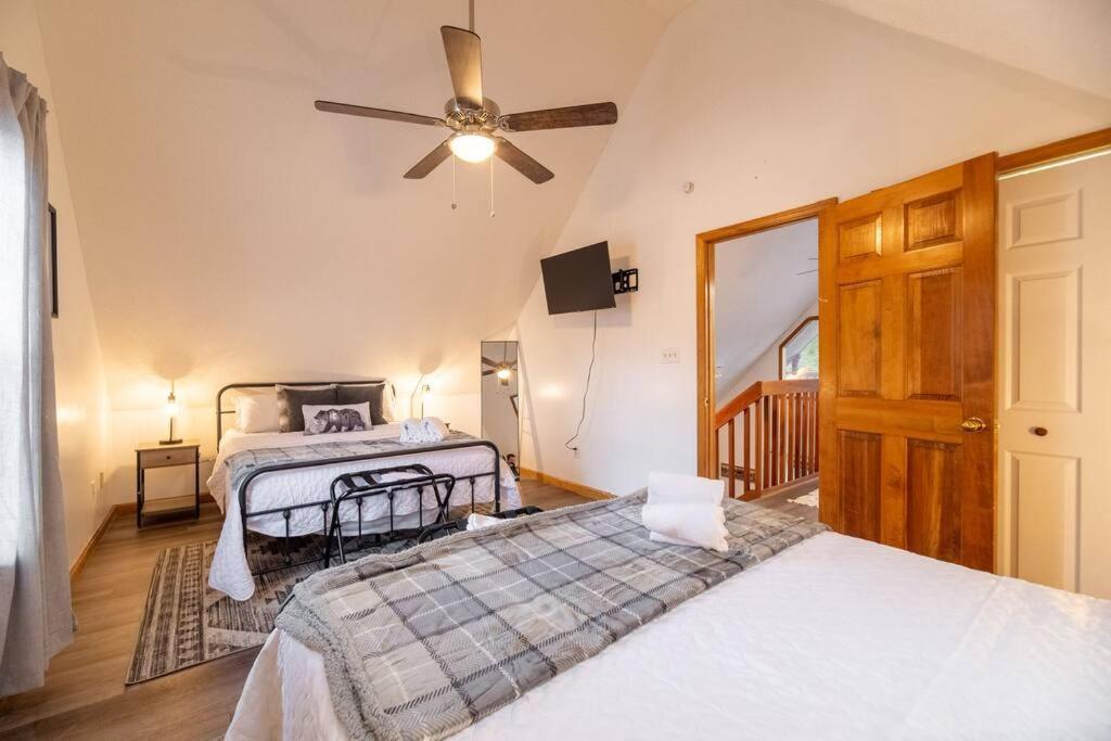 Twilight Timber - Pet Friendly With Hot Tub, And Game Holiday home Pigeon Forge