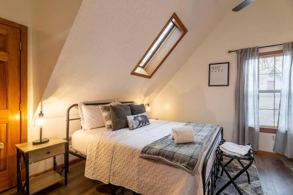 Twilight Timber - Pet Friendly With Hot Tub, And Game Pigeon Forge