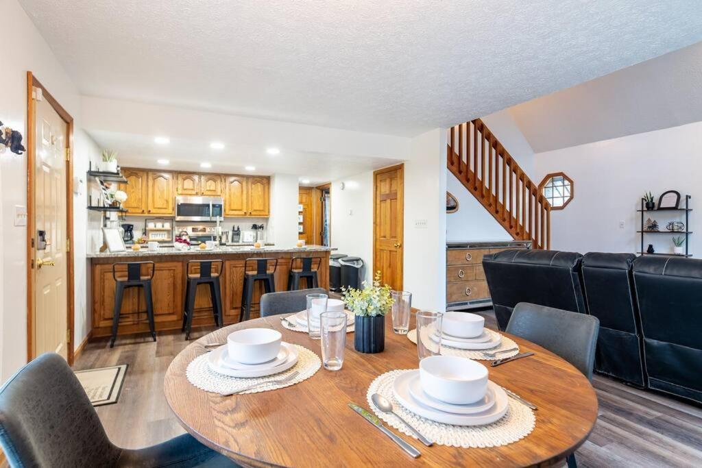 Twilight Timber - Pet Friendly With Hot Tub, And Game