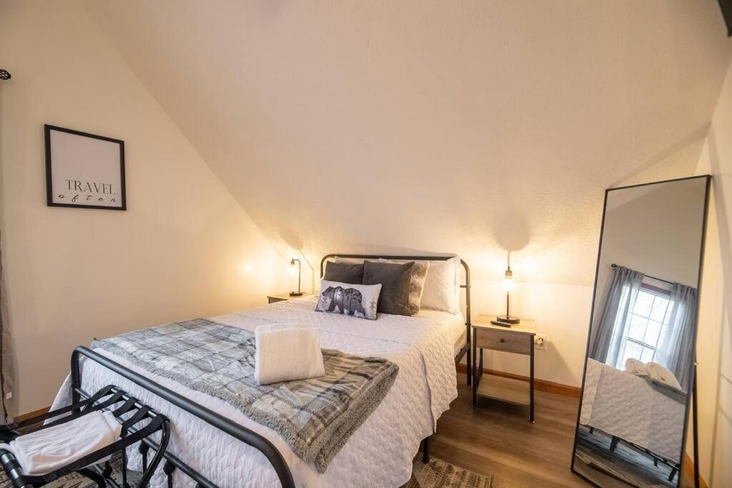 Twilight Timber - Pet Friendly With Hot Tub, And Game *