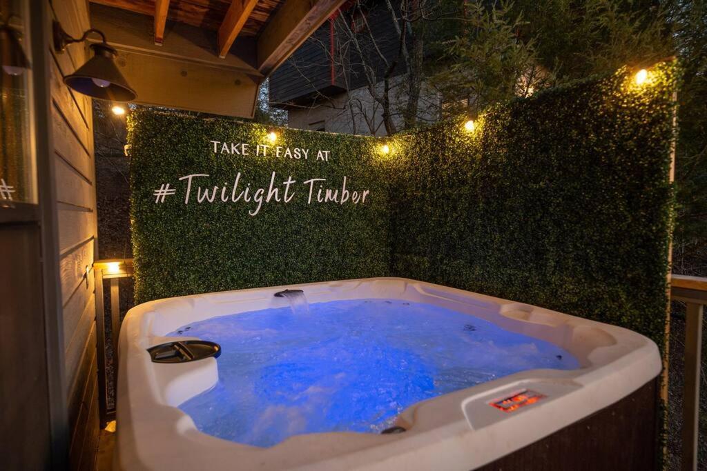 Twilight Timber - Pet Friendly With Hot Tub, And Game *