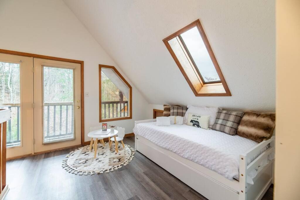 Twilight Timber - Pet Friendly With Hot Tub, And Game