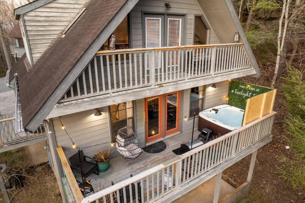 Twilight Timber - Pet Friendly With Hot Tub, And Game Holiday home *