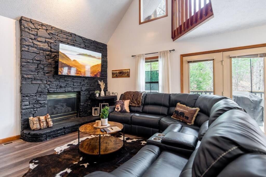 Twilight Timber - Pet Friendly With Hot Tub, And Game Holiday home Pigeon Forge