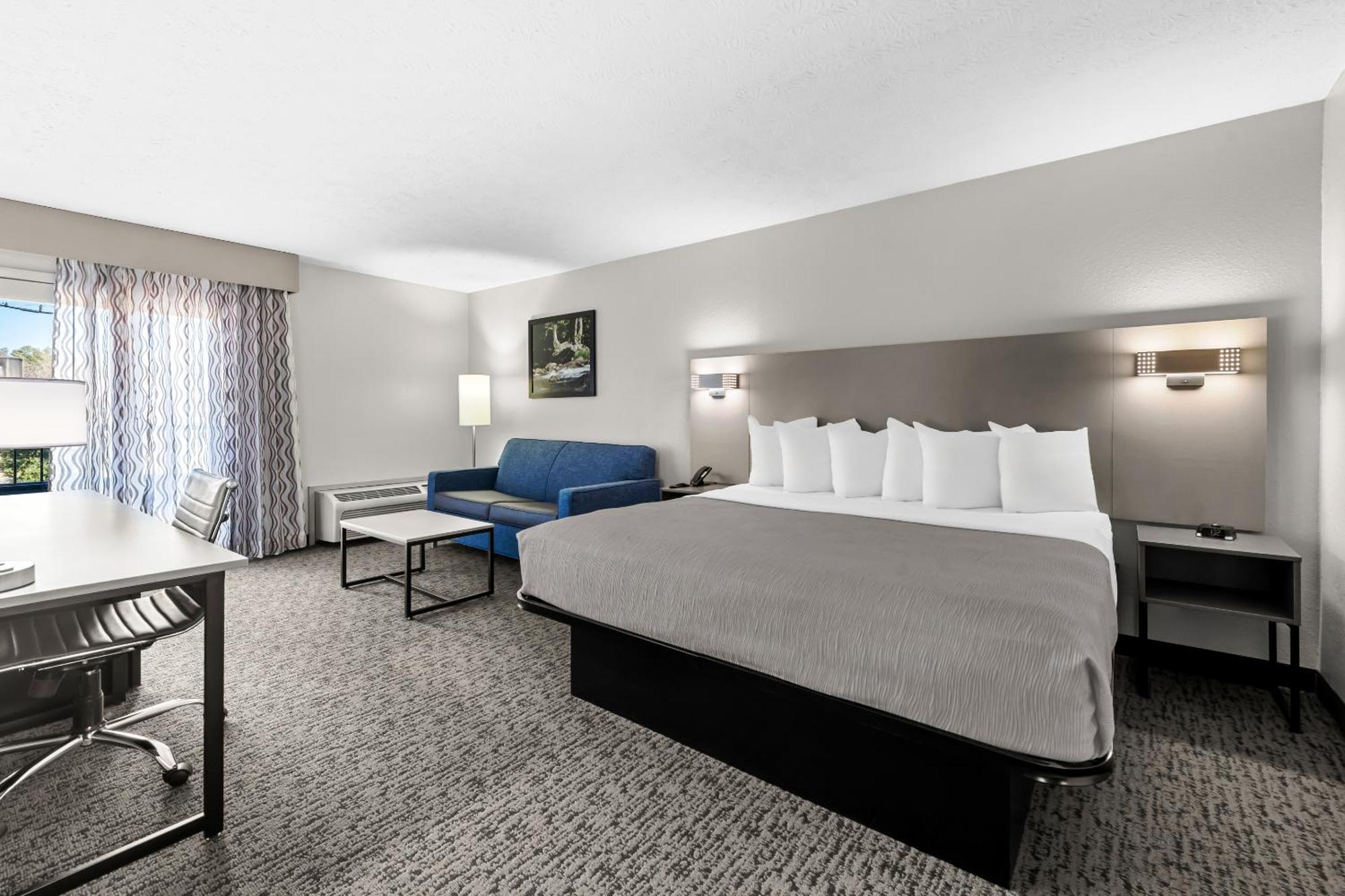 Hotel Quality & At Dollywood Lane 2*