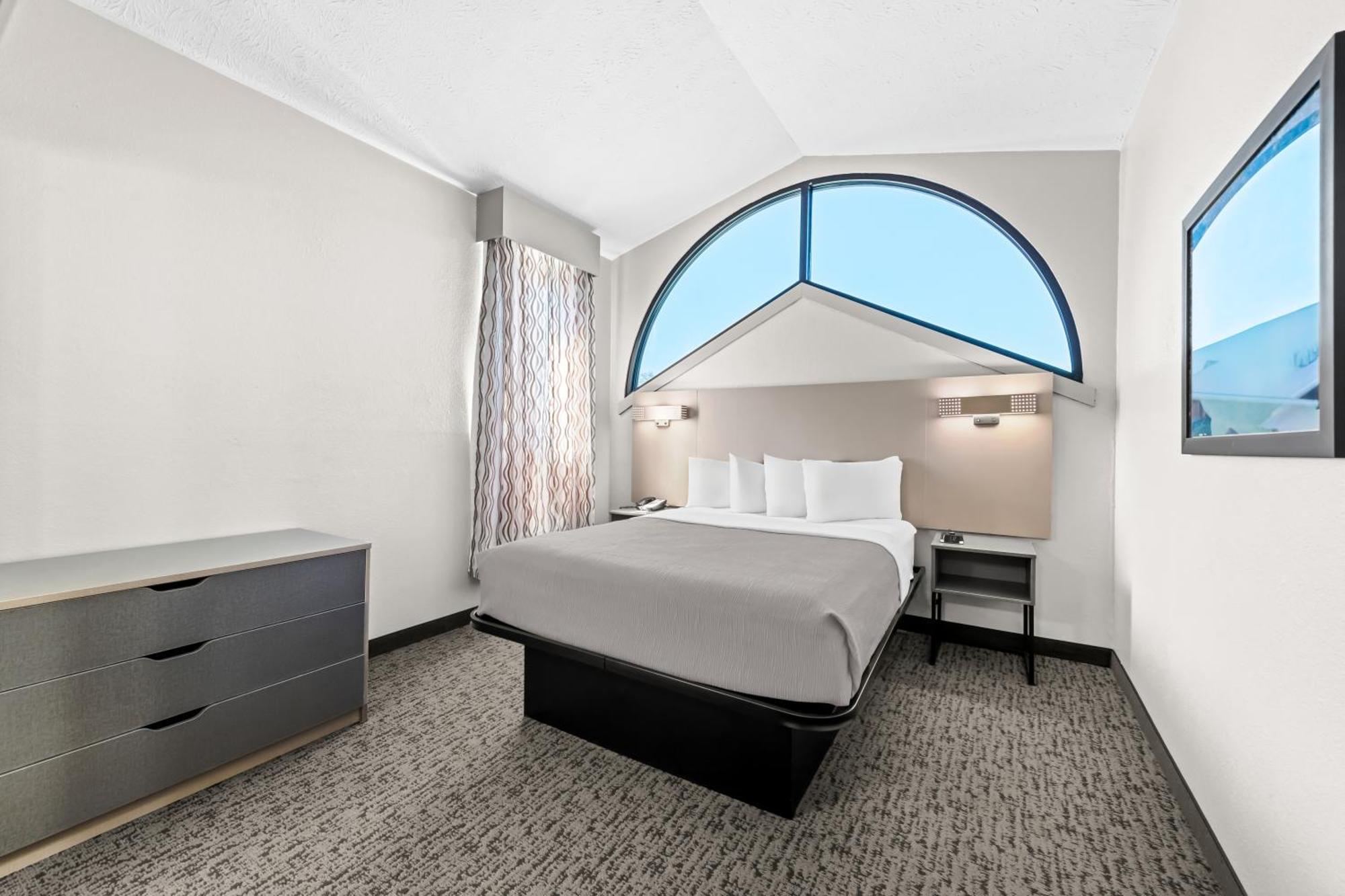 Quality & At Dollywood Lane Hotel 2*
