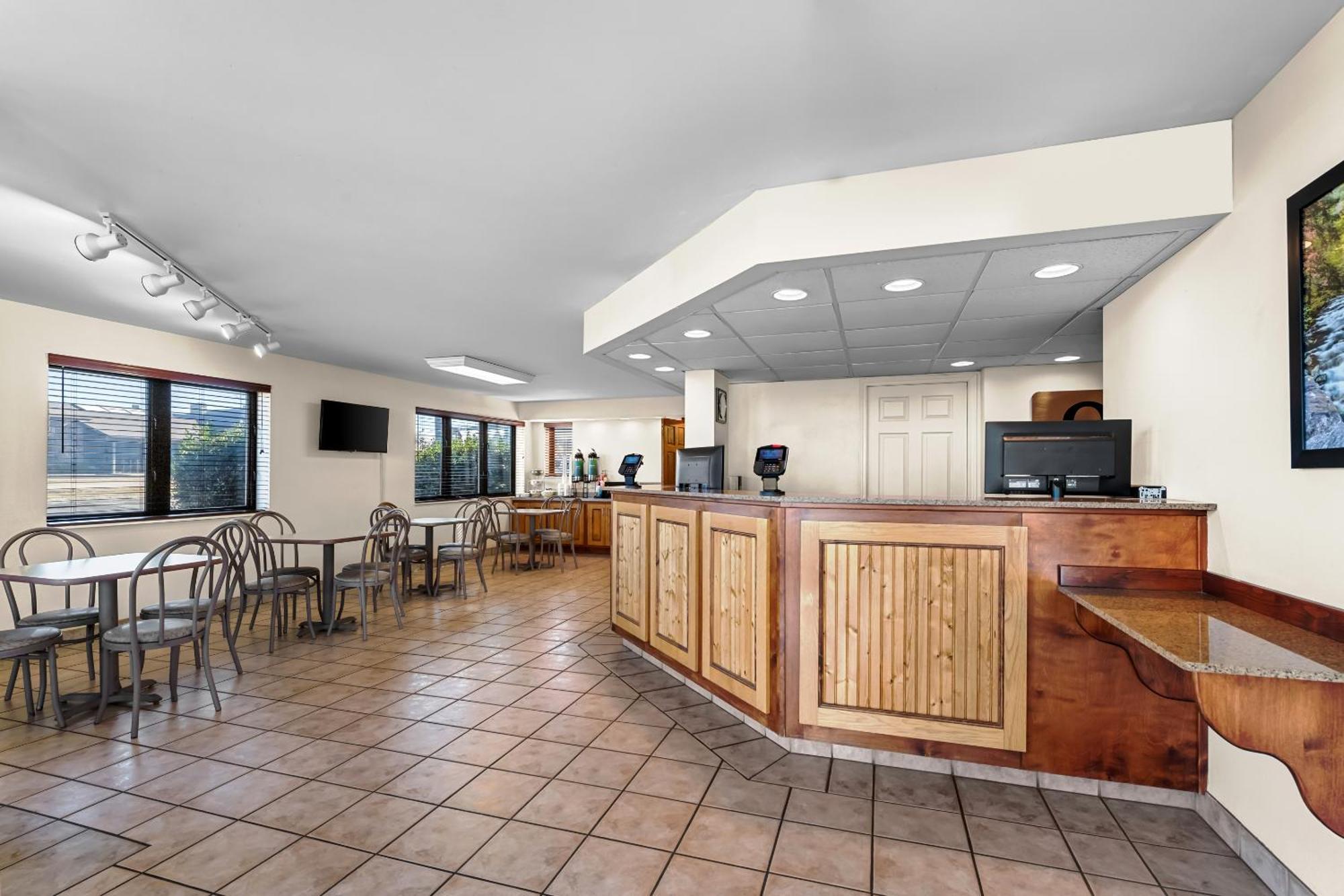 Quality & At Dollywood Lane Hotel 2*