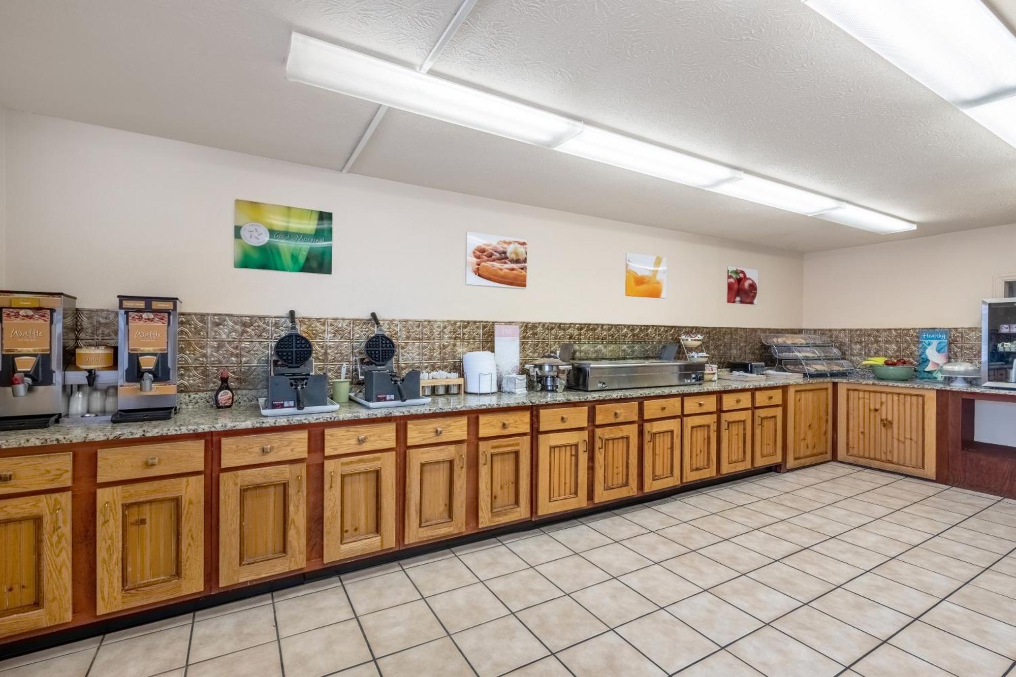 Hotel Quality & At Dollywood Lane 2*