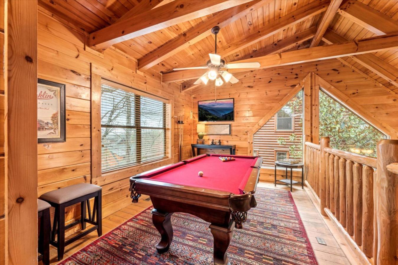 Luxe Modern Nest- Hot Tub- Pool Table- Bbq Holiday home