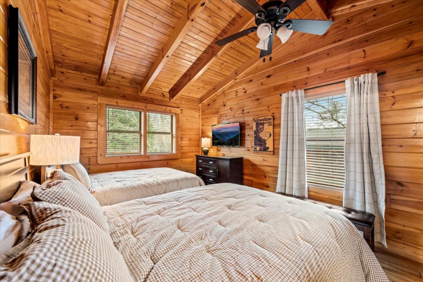 Luxe Modern Nest- Hot Tub- Pool Table- Bbq *