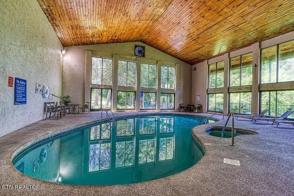 Holiday home Pinecrest Townhomes-1king 2bunk Unit *