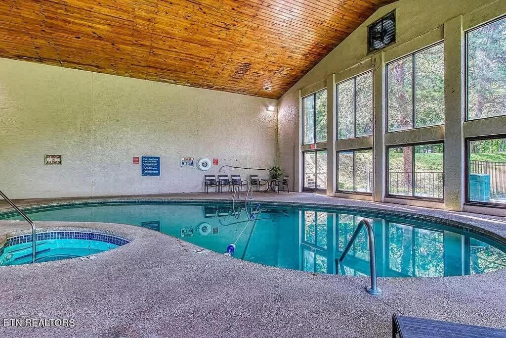 Pinecrest 1k 2f 2t Next To Dollywood Holiday home Pigeon Forge