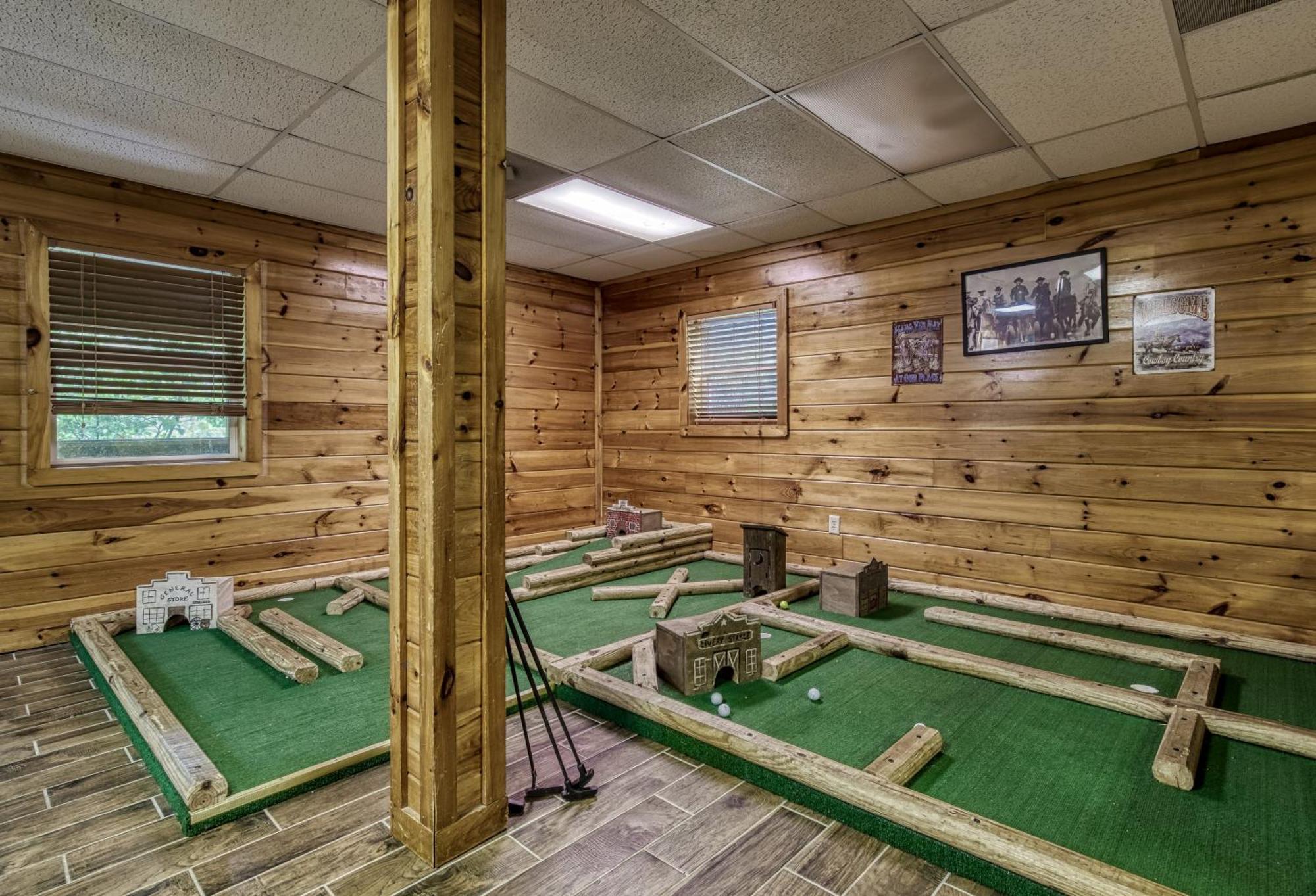 Caddy Shack * Pigeon Forge