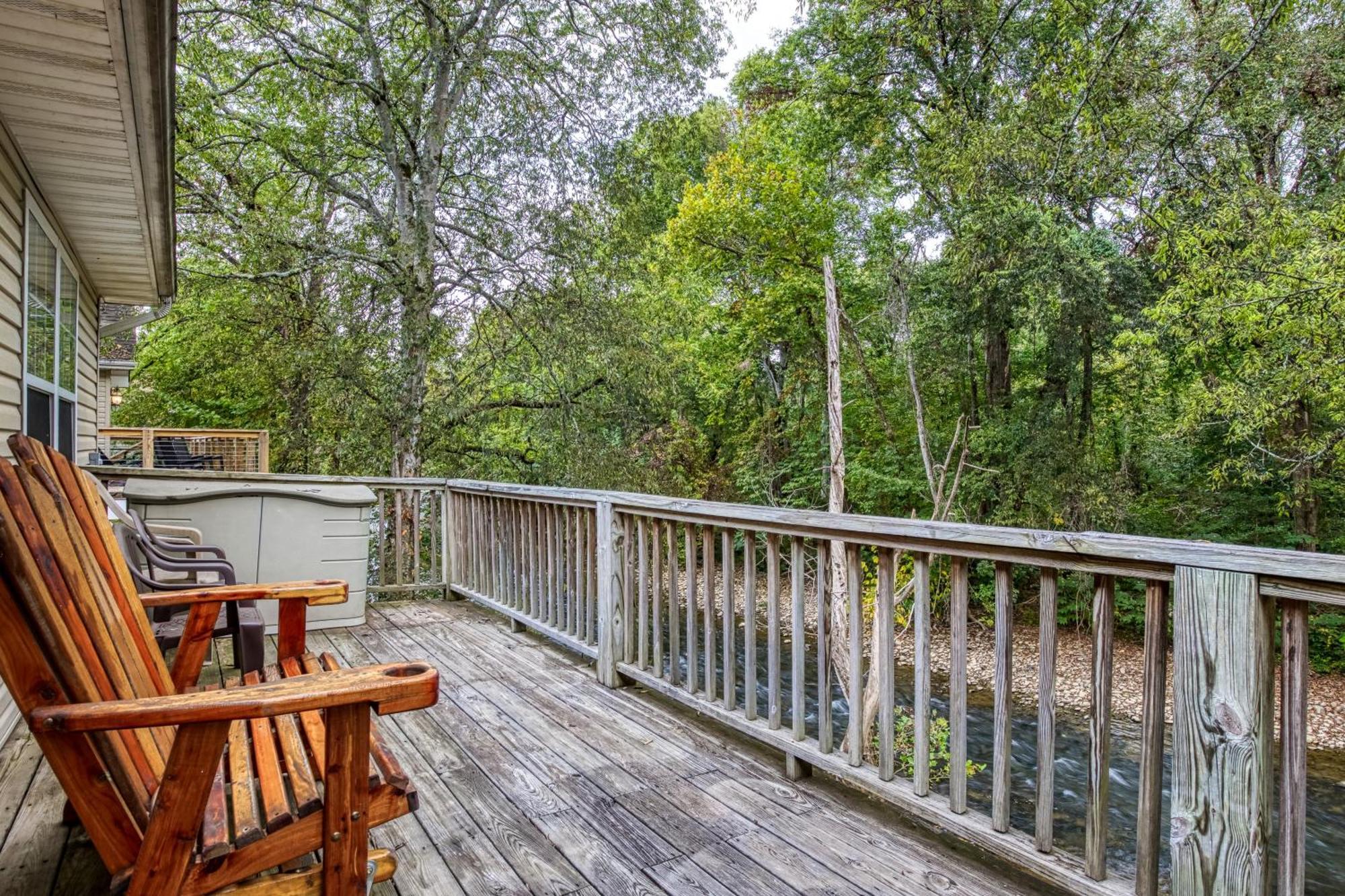 Henderson's Riverside Chalet Pigeon Forge