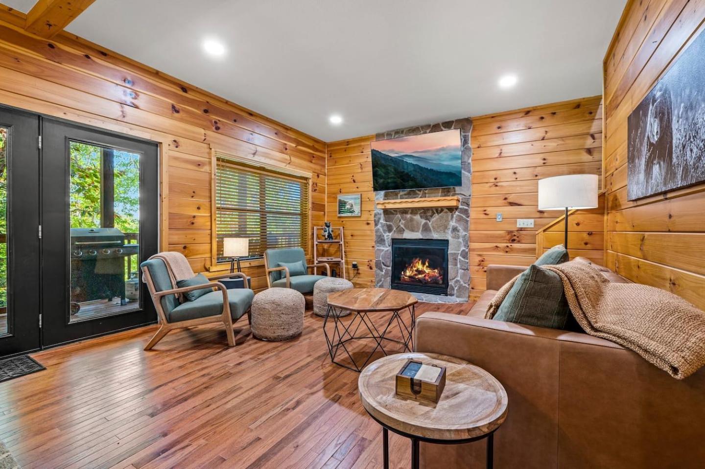 Cozy - Hot Tub, Game Room, Outdoor Pool