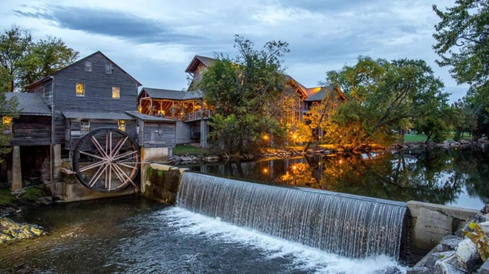 Cozy - Hot Tub, Game Room, Outdoor Pool * Pigeon Forge