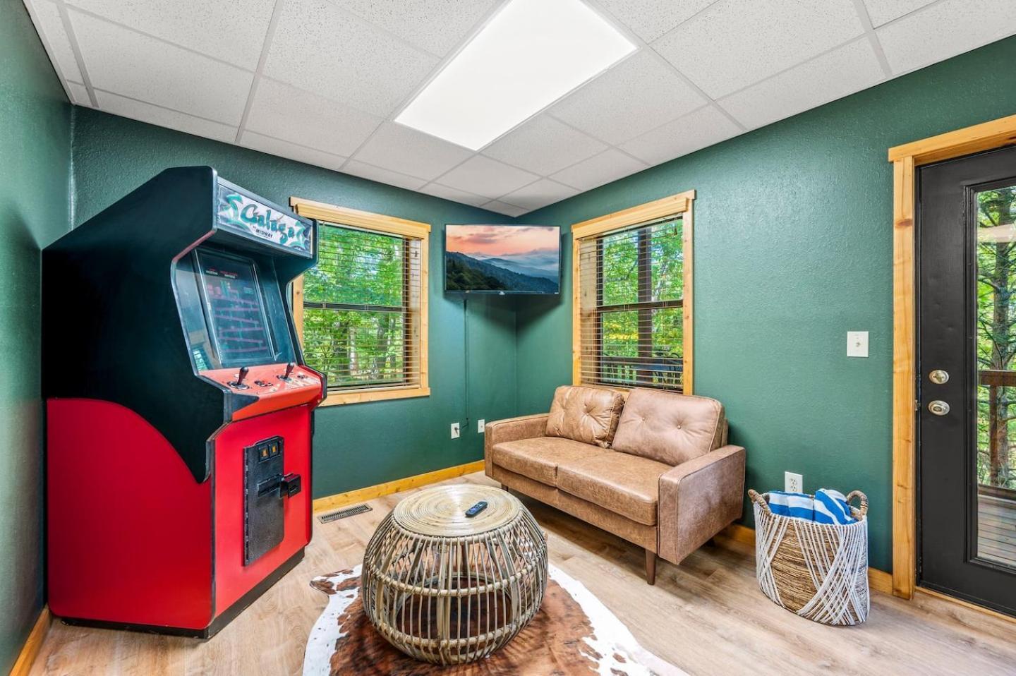 Cozy - Hot Tub, Game Room, Outdoor Pool Holiday home Pigeon Forge