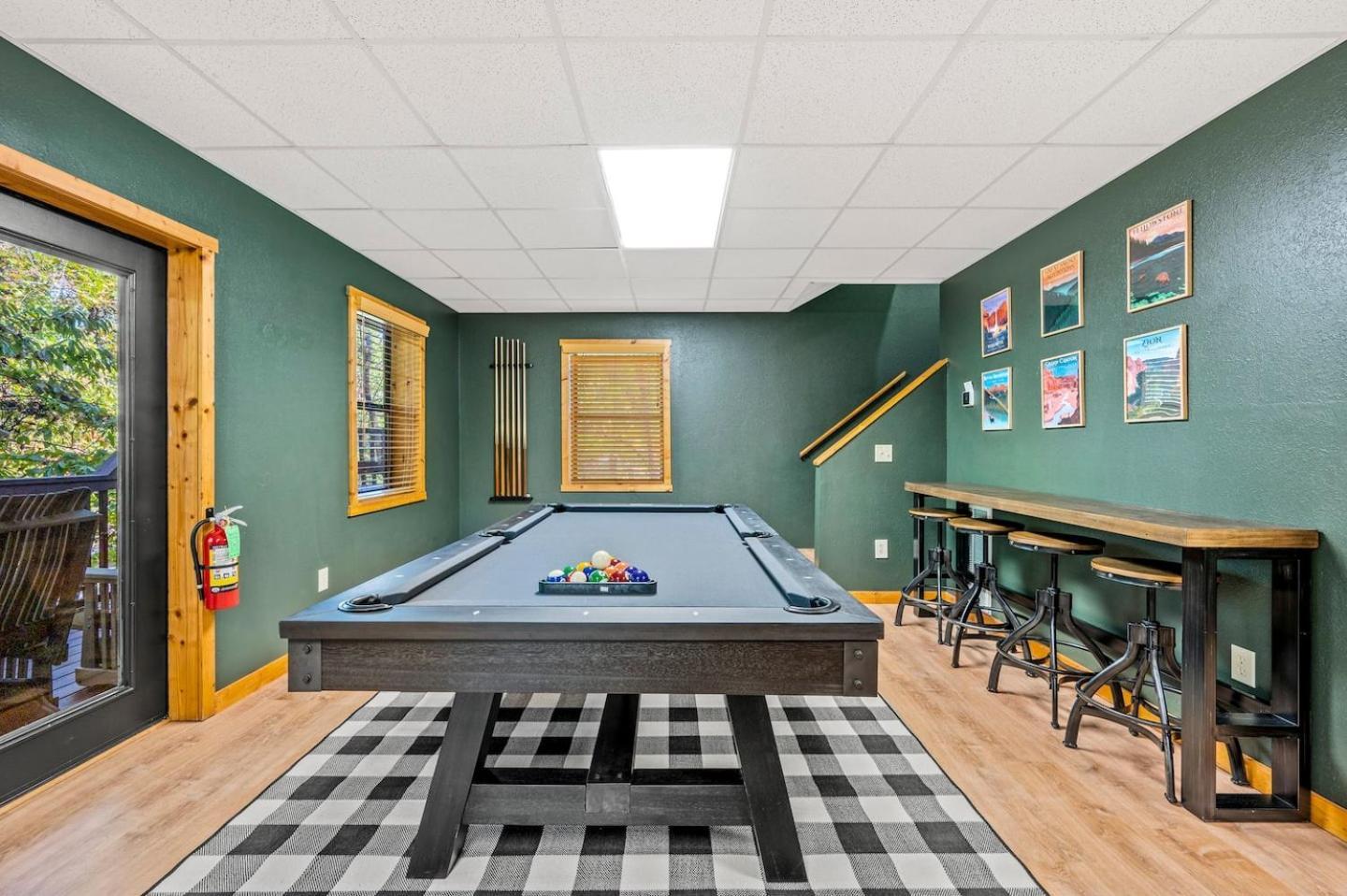 Cozy - Hot Tub, Game Room, Outdoor Pool Pigeon Forge