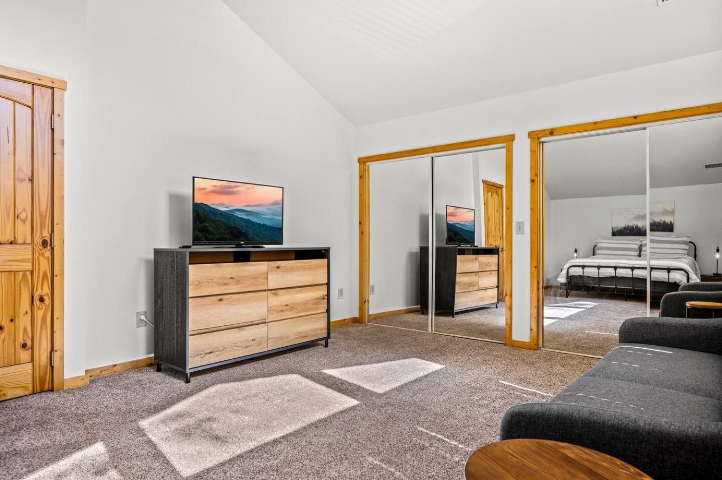 Cozy - Hot Tub, Game Room, Outdoor Pool Holiday home *