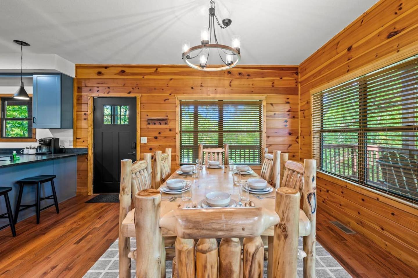 Cozy - Hot Tub, Game Room, Outdoor Pool *