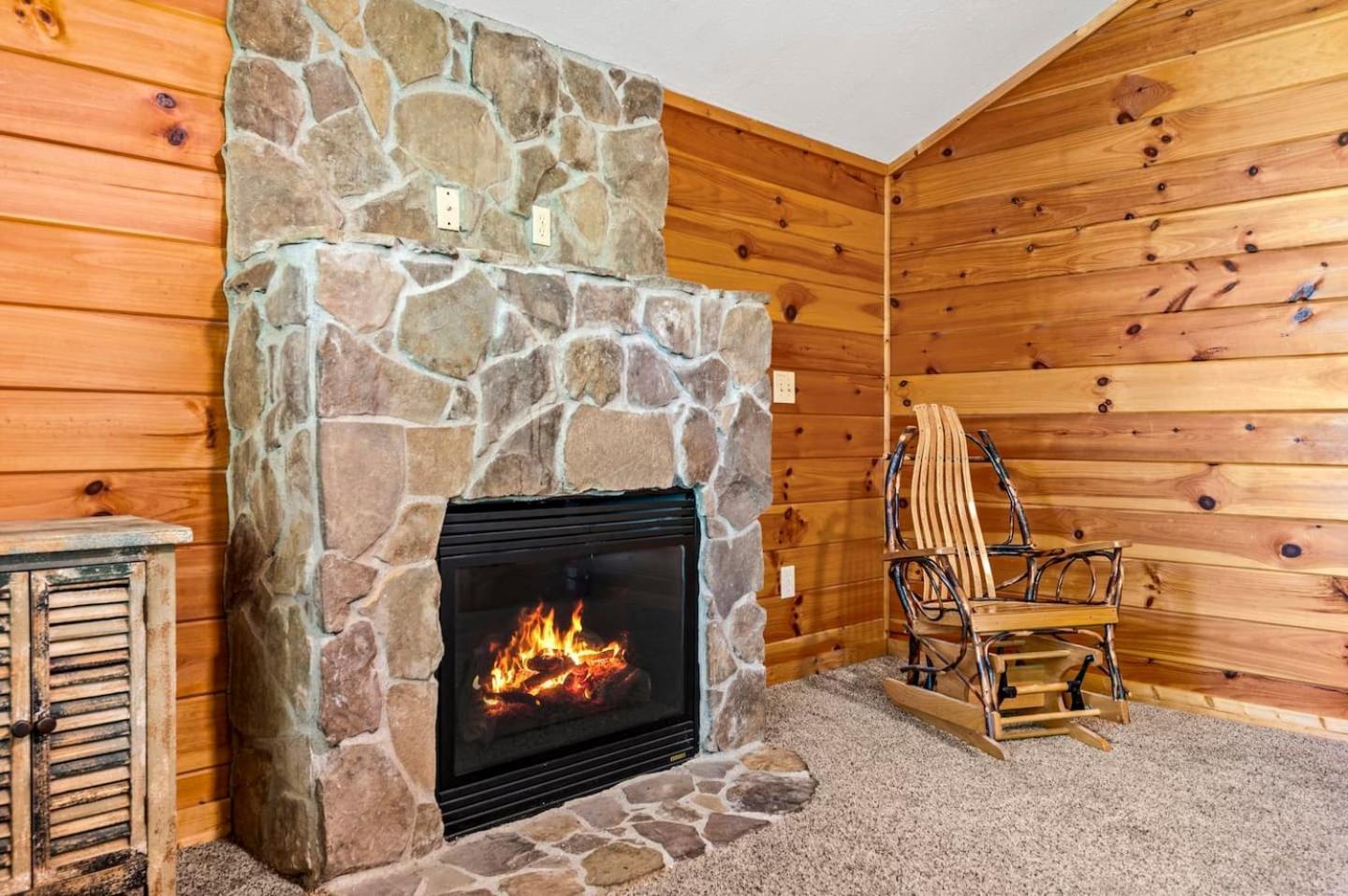 Cozy - Hot Tub, Game Room, Outdoor Pool * Pigeon Forge