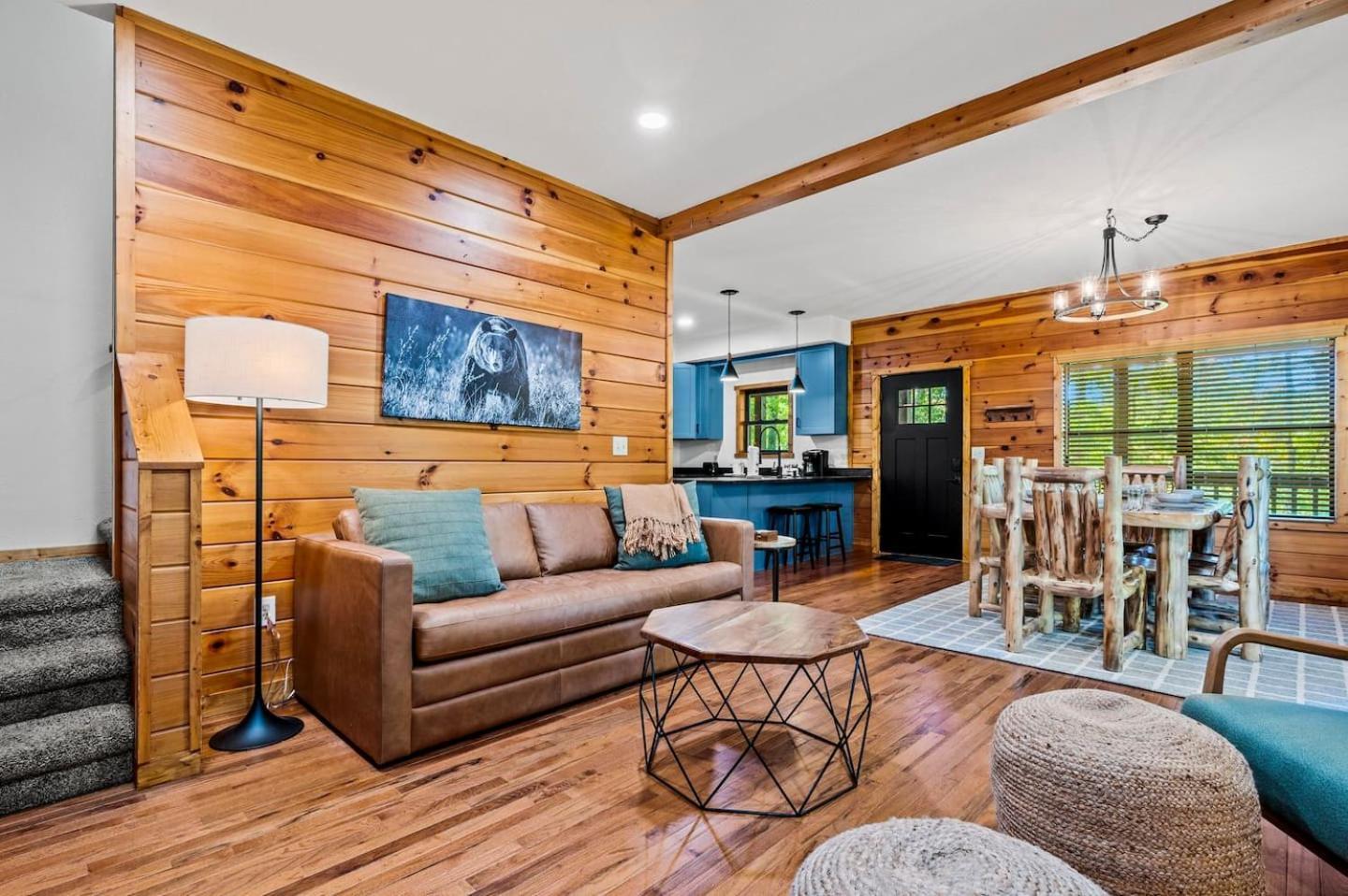 Cozy - Hot Tub, Game Room, Outdoor Pool * Pigeon Forge