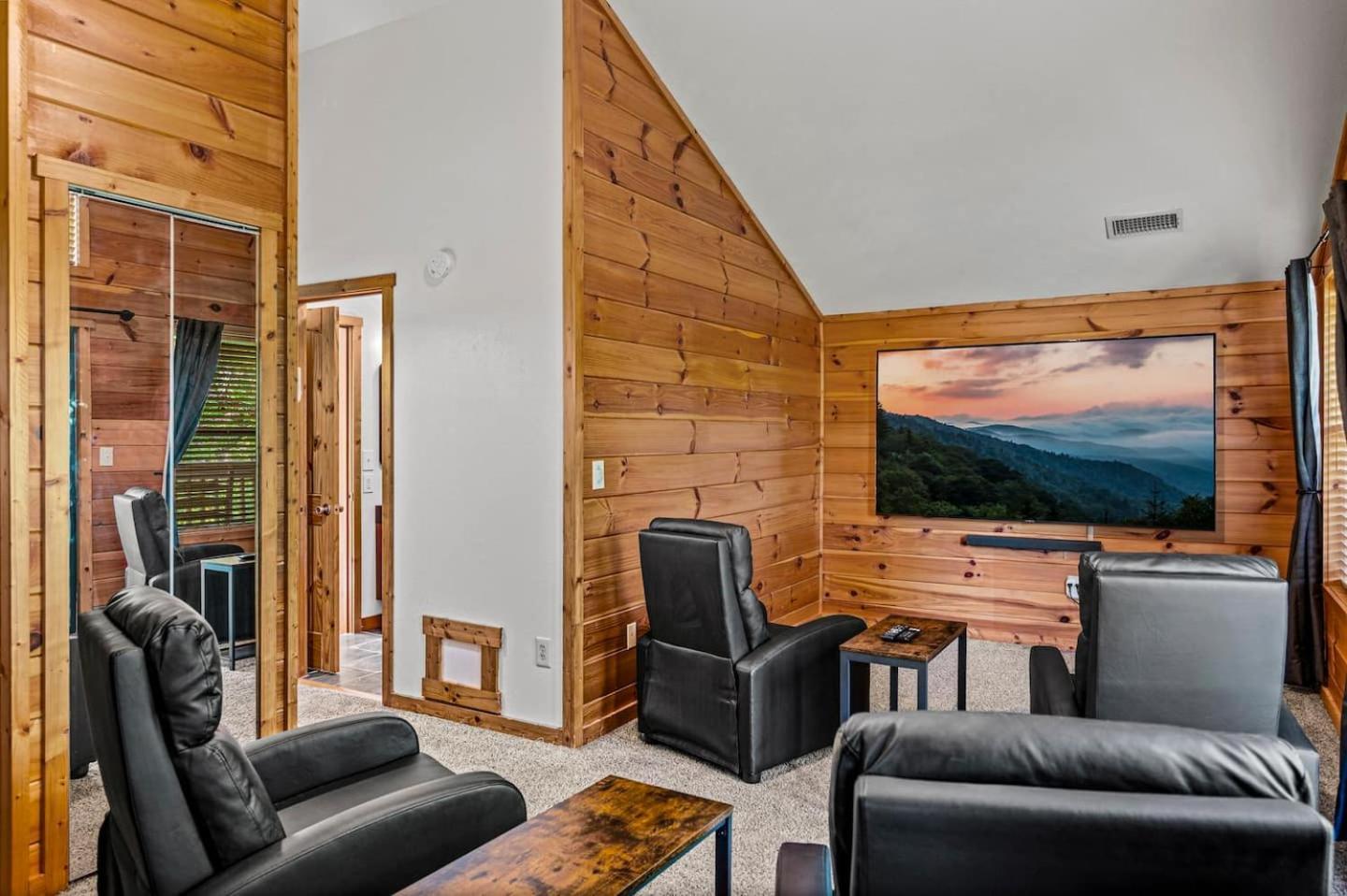 Cozy - Hot Tub, Game Room, Outdoor Pool * Pigeon Forge