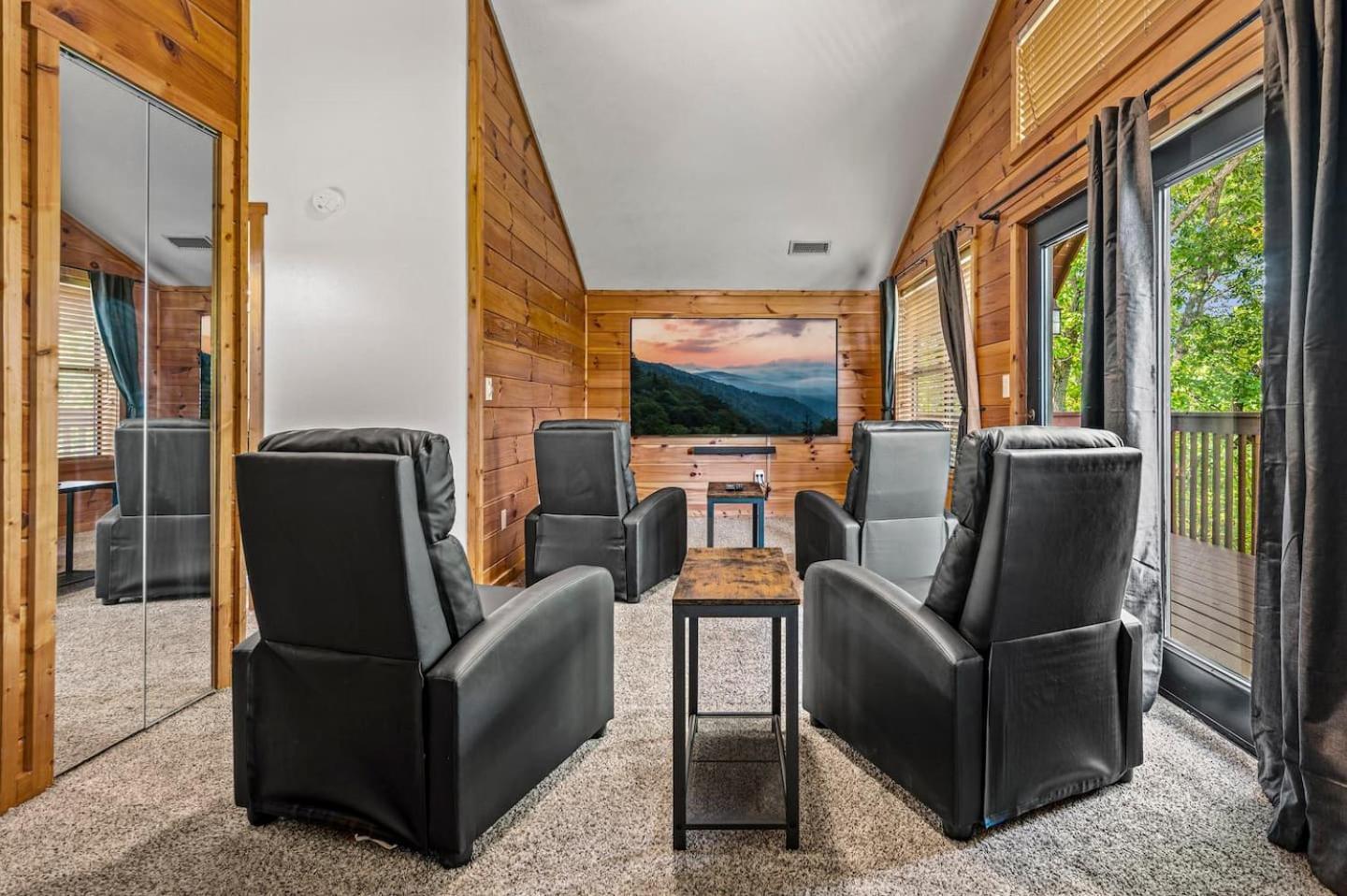 Cozy - Hot Tub, Game Room, Outdoor Pool *