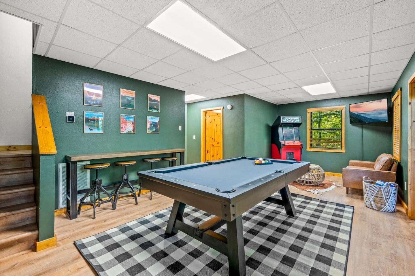 Cozy - Hot Tub, Game Room, Outdoor Pool Pigeon Forge