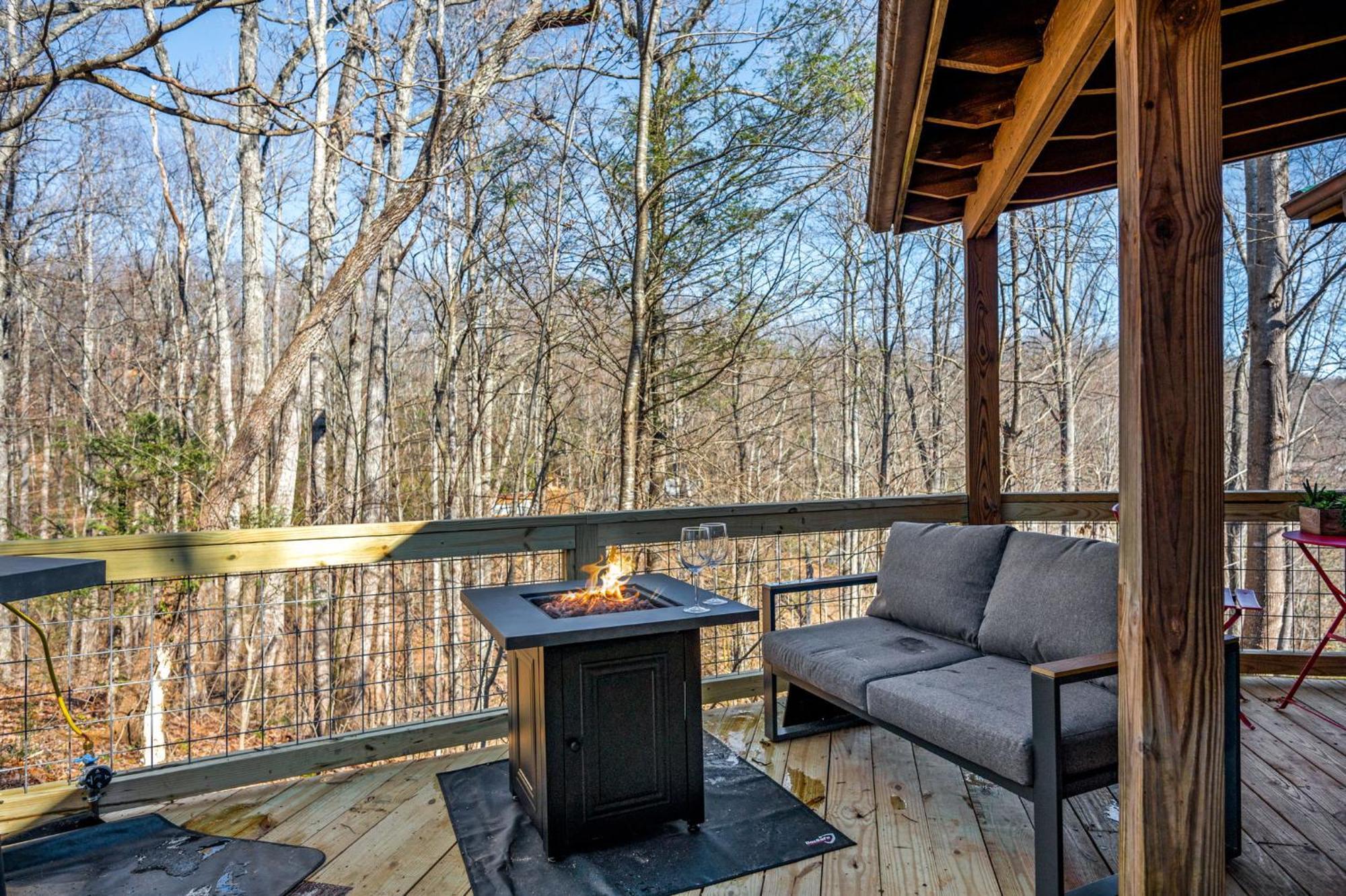Couples Getaway Near National Park W Hot Tub * Pigeon Forge
