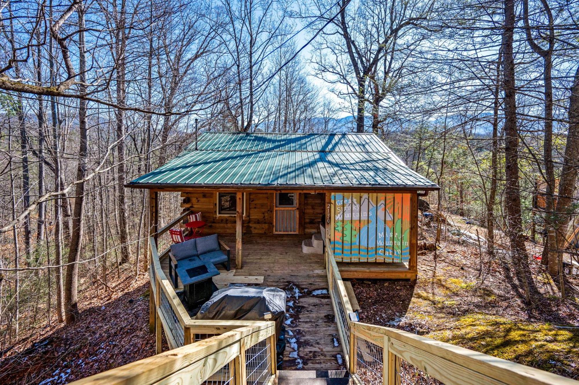 Couples Getaway Near National Park W Hot Tub Holiday home Pigeon Forge